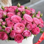 Маленькое фото 3: Букет из 15 кустовых розовых роз в коробке