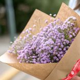 Маленькое фото 2: Букет из 5 сиреневых гипсофил в крафте