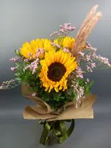 Фото флориста 6: Подсолнухи с лимониумом в джутовой сетке (3 цветка)