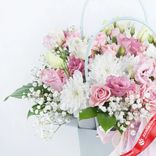 Маленькое фото 2: Букет из роз, гвоздик, хризантем, лизиантуса «Милый сюрприз»