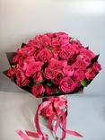 Фото флориста 1: Букет из 25 кустовых пионовидных красных роз в черной пленке