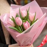 Маленькое фото 1: Букет из 5 розовых тюльпанов в розовой пленке