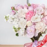 Маленькое фото 2: Букет из роз, гвоздик, маттиол, лизиантусов «Любовная баллада»