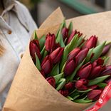 Маленькое фото 2: Букет из 20 бордовых тюльпанов в крафте, Россия