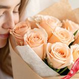 Маленькое фото 3: Букет из 9 персиковых роз в крафте