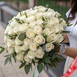 Маленькое фото 1: Роскошный букет из 51 белой розы с зеленью фисташки