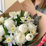 Маленькое фото 3: Букет из 7 белых пионов и 6 белых нарциссов в крафте