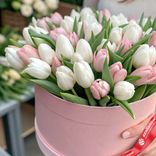 Маленькое фото 2: Букет из 33 белых и розовых тюльпанов в розовой коробке, Россия