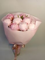 Фото флориста 6: Букет из 11 розовых пионов в розовой бумаге