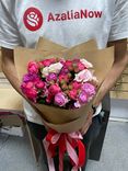 Фото флориста 3: Розы кустовые в крафте, микс 9 штук с лентой