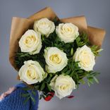 Фото флориста 6: Букет из 7 белых роз в крафте