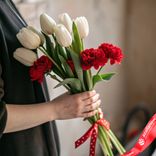 Маленькое фото 1: Букет из 7 белых тюльпанов и 4 красных гвоздик с лентой