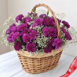 Маленькое фото 1: Букет из 65 фиолетовых гвоздик с гипсофилой в корзине