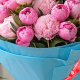 Маленькое фото 5: Букет из 20 розовых пионов в голубой пленке с лентой