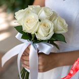 Маленькое фото 1: Букет из 7 белых роз «Мондиаль» с лентой, 50см, Эквадор