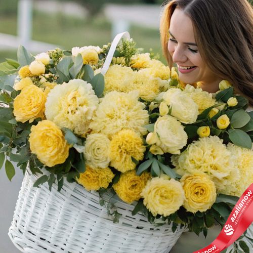 Букет из 55 желтых пионов с эвкалиптом в корзине, Голландия