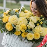 Маленькое фото 1: Букет из 55 желтых пионов с эвкалиптом в корзине, Голландия
