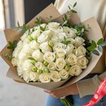 Маленькое фото 1: Нежный букет из 51 белой розы и фисташки в крафте