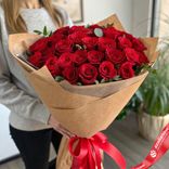 Маленькое фото 1: Букет из 31 красной розы в крафте с лентой, 50 см, Россия