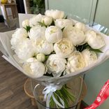 Маленькое фото 1: Букет из 30 белых пионов в пленке