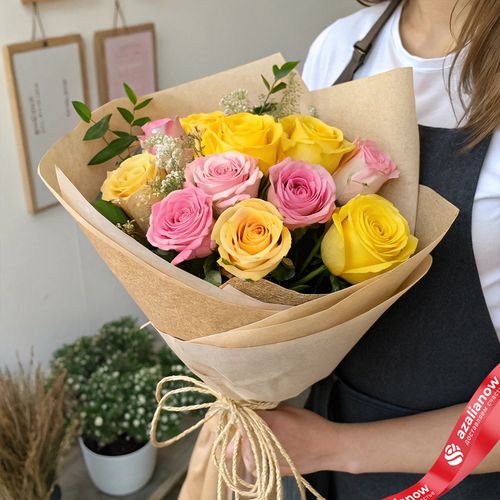 Букет девочке из 5 розовых и 6 желтых роз в крафте