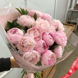 Маленькое фото 1: Букет из 25 розовых пионов в пленке