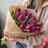 Маленькое фото 1: Букет из 20 малиновых тюльпанов в крафте, Россия