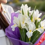 Маленькое фото 2: Букет из 7 белых ирисов в фиолетовой пленке