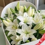Маленькое фото 2: Композиция из 13 белых лилий в коробке "Сердце с чистотой и глубиной чувств"