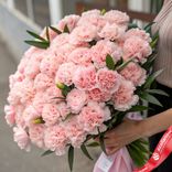 Маленькое фото 1: Весенний акцент: 50 нежно-розовых гвоздик с зеленью