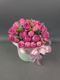 Фото флориста 5: Букет из 9 кустовых пионовидных розовых роз в коробке