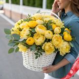 Маленькое фото 1: Букет из 105 желтых пионов с эвкалиптом в корзине, Голландия