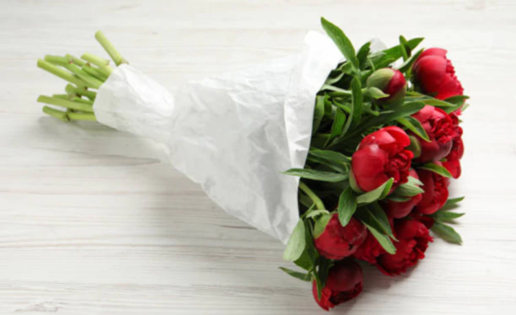 Букет из 15 красных пионов