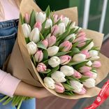 Маленькое фото 1: Букет из 40 бело-розовых тюльпанов в крафтовой упаковке