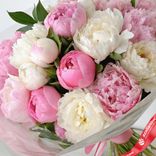 Маленькое фото 3: Букет из 30 белых и розовых пионов микс в пленке