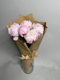 Фото флориста 6: Букет из 5 красных пионов в крафте