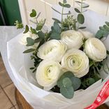 Маленькое фото 2: Букет из 7 белых ранункулюсов с эвкалиптом в белой пленке