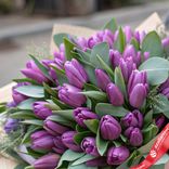 Маленькое фото 2: Лавандовый рассвет: 60 сиреневых тюльпанов с эвкалиптом