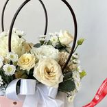 Маленькое фото 3: Букет из белых роз и хризантем «Нежность пудры»
