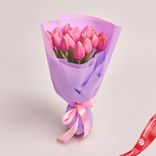 Маленькое фото 1: Букет из 15 розовых тюльпанов в фиолетовой пленке «На праздник»