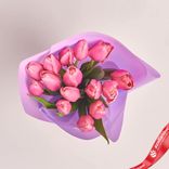 Маленькое фото 3: Букет из 15 розовых тюльпанов в фиолетовой пленке «На праздник»