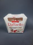 Фото флориста 1: Конфеты в коробке «Raffaello (Рафаэлло)», с цельным миндальным орехом, в кокосовой обсыпке, 150 г
