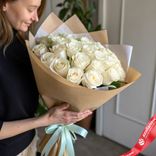 Маленькое фото 1: Букет из 31 белой розы в крафте с лентой, 40 см, Россия