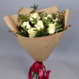 Фото флориста 5: Букет из 7 белых роз в крафте