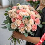 Маленькое фото 1: Букет из 50 персиковых и кремовых гвоздик с эвкалиптом
