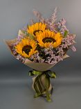 Фото флориста 1: Подсолнухи с лимониумом в джутовой сетке (3 цветка)