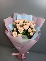 Фото флориста 2: Букет из 7 кустовых светло-розовых роз в фиолетовой пленке