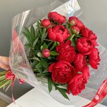 Маленькое фото 1: Букет из 15 красных пионов в пленке