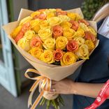 Маленькое фото 1: Букет из 45 желтых и персиковых роз в крафте с лентой, 60 см, Россия