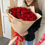 Маленькое фото 1: Букет из 35 красных роз в крафте с лентой, 50 см, Россия